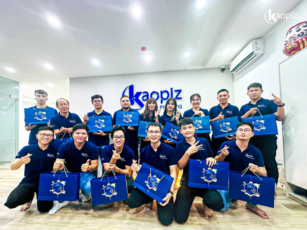  Image of KAOPIZ employees enjoying the Mid-Autumn Festival with mooncakes.