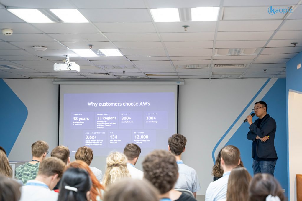 CTO of CodeStar Academy presenting to Utrecht University students about AWS basics