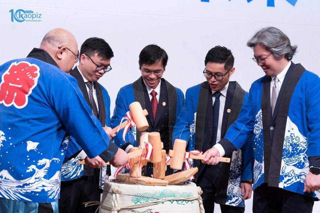 Opening the ceremony with a traditional Japanese sake-breaking ritual