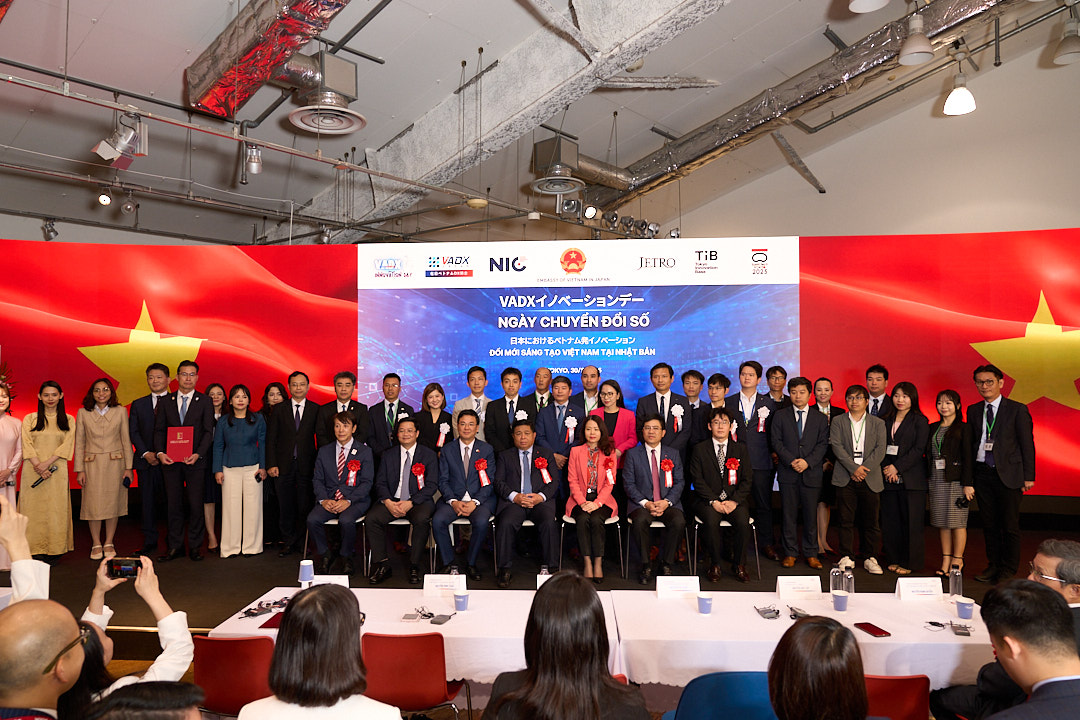 VADX INNOVATION DAY 2025 チン・コン・フアン会長、ベトナム副首相および日越両国の政府高官と記念撮影