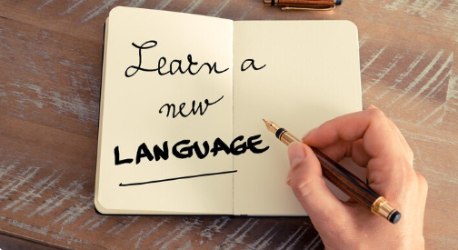 C言語入門書の表紙と、推奨オンライン教材のロゴを組み合わせた画像